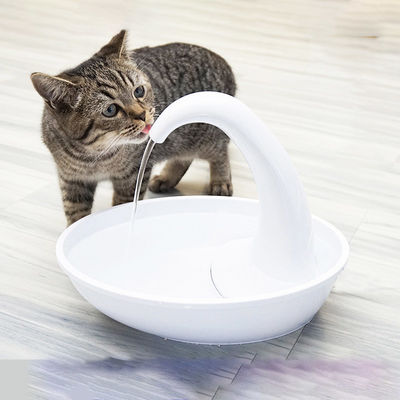 Schüssel-Fütterungs-Typ Automatische Fütterungs-Gewässer 1,8L Haustierbrunnen für Katzen Hunde Mehrfache Haustiere